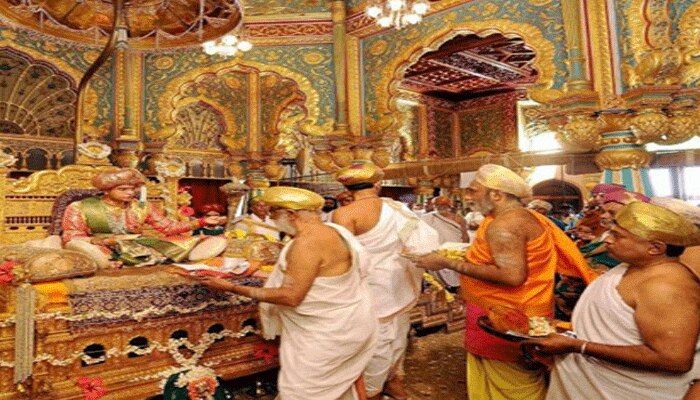 ಮೈಸೂರು ರಾಜಮನೆತನದಿಂದ ನವರಾತ್ರಿಯ ಖಾಸಗಿ ದರ್ಬಾರ್ ಮೈಸೂರು ರಾಜಮನೆತನದಿಂದ ನವರಾತ್ರಿಯ ಖಾಸಗಿ ದರ್ಬಾರ್