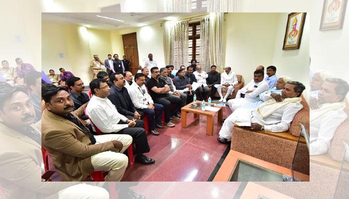 ಬೆಳಗಾವಿಯಲ್ಲಿ ಮುಷ್ಕರ ನಿರತ ವೈದ್ಯರ ಜೊತೆ ಸಿಎಂ ಸಭೆ ಬೆಳಗಾವಿಯಲ್ಲಿ ಮುಷ್ಕರ ನಿರತ ವೈದ್ಯರ ಜೊತೆ ಸಿಎಂ ಸಭೆ