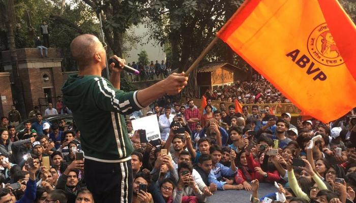 ABVP ಧ್ವಜ ಹಿಡಿದು ಚಿತ್ರದ ಪ್ರಚಾರದಲ್ಲಿ ನಿರತರಾದ ಅಕ್ಷಯ್ ಕುಮಾರ್, ಸಾಮಾಜಿಕ ಜಾಲತಾಣದಲ್ಲಿ ಹೆಚ್ಚಾಯ್ತು troll ABVP ಧ್ವಜ ಹಿಡಿದು ಚಿತ್ರದ ಪ್ರಚಾರದಲ್ಲಿ ನಿರತರಾದ ಅಕ್ಷಯ್ ಕುಮಾರ್, ಸಾಮಾಜಿಕ ಜಾಲತಾಣದಲ್ಲಿ ಹೆಚ್ಚಾಯ್ತು troll