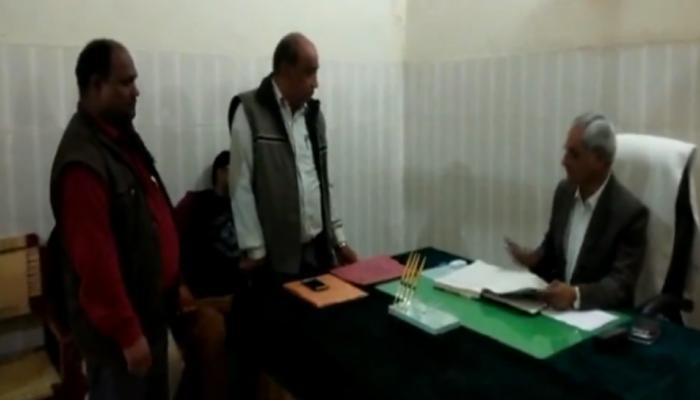 VIDEO: ಪಂಚಾಯತ್ ಅಧಿಕಾರಿಗೆ &#039;ಕುತ್ತಿಗೆ ಕತ್ತರಿಸುವುದಾಗಿ&#039; ಧಮಕಿ ಹಾಕಿದ ಸಹರಾನ್ಪುರ್   ಮ್ಯಾಜಿಸ್ಟ್ರೇಟ್
