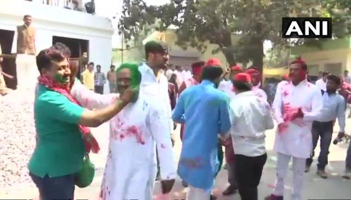 ಗೋರಖ್ಪುರ್-ಫುಲ್ಪುರ್: ಎಸ್ಪಿ ಪಕ್ಷದ ಕಚೇರಿಯಲ್ಲಿ ವಿಜಯದ ಸಂಭ್ರಮ ಗೋರಖ್ಪುರ್-ಫುಲ್ಪುರ್: ಎಸ್ಪಿ ಪಕ್ಷದ ಕಚೇರಿಯಲ್ಲಿ ವಿಜಯದ ಸಂಭ್ರಮ