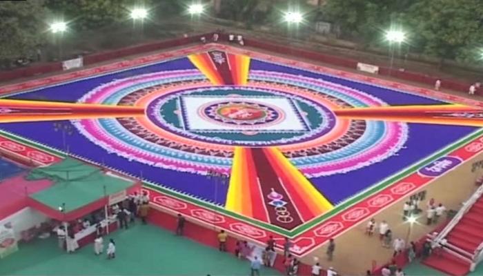 ಥಾಣೆ: 70 ಕಲಾವಿದರು 9 ಗಂಟೆಗಳಲ್ಲಿ ನಿರ್ಮಿಸಿದ 18,000 ಚದರ ಅಡಿ ಉದ್ದದ ರಂಗೋಲಿ ಥಾಣೆ: 70 ಕಲಾವಿದರು 9 ಗಂಟೆಗಳಲ್ಲಿ ನಿರ್ಮಿಸಿದ 18,000 ಚದರ ಅಡಿ ಉದ್ದದ ರಂಗೋಲಿ