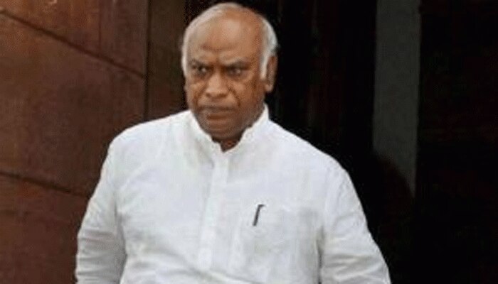 ಸಿದ್ದರಾಮಯ್ಯ ಎರಡು ಕ್ಷೇತ್ರಗಳಿಂದ ಸ್ಪರ್ಧಿಸುವುದರಲ್ಲಿ ತಪ್ಪೇನು: ಮಲ್ಲಿಕಾರ್ಜುನ ಖರ್ಗೆ ಸಿದ್ದರಾಮಯ್ಯ ಎರಡು ಕ್ಷೇತ್ರಗಳಿಂದ ಸ್ಪರ್ಧಿಸುವುದರಲ್ಲಿ ತಪ್ಪೇನು: ಮಲ್ಲಿಕಾರ್ಜುನ ಖರ್ಗೆ