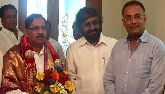 ಕೆಪಿಸಿಸಿ ಮಾಜಿ ಅಧ್ಯಕ್ಷರಿಗೆ, ನೂತನ ಕೆಪಿಸಿಸಿ ಅಧ್ಯಕ್ಷರಿಂದ ಸನ್ಮಾನ ಕೆಪಿಸಿಸಿ ಮಾಜಿ ಅಧ್ಯಕ್ಷರಿಗೆ, ನೂತನ ಕೆಪಿಸಿಸಿ ಅಧ್ಯಕ್ಷರಿಂದ ಸನ್ಮಾನ