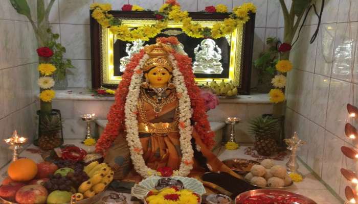 ವರಮಹಾಲಕ್ಷ್ಮೀ ಹಬ್ಬದ ಬಗ್ಗೆ ತಿಳಿದುಕೊಳ್ಳಬೇಕಾದ ವಿಷಯಗಳು ವರಮಹಾಲಕ್ಷ್ಮೀ ಹಬ್ಬದ ಬಗ್ಗೆ ತಿಳಿದುಕೊಳ್ಳಬೇಕಾದ ವಿಷಯಗಳು
