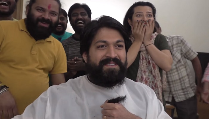 Video: ಗಡ್ಡ ಇಲ್ಲದೆ ಫುಲ್ ಹ್ಯಾಂಡ್ಸಂ ಆಗ್ಬಿಟ್ರು ನಮ್ಮ ಯಶ್! ರಾಧಿಕಾ ಈಗ ಫುಲ್ ಖುಷ್ Video: ಗಡ್ಡ ಇಲ್ಲದೆ ಫುಲ್ ಹ್ಯಾಂಡ್ಸಂ ಆಗ್ಬಿಟ್ರು ನಮ್ಮ ಯಶ್! ರಾಧಿಕಾ ಈಗ ಫುಲ್ ಖುಷ್
