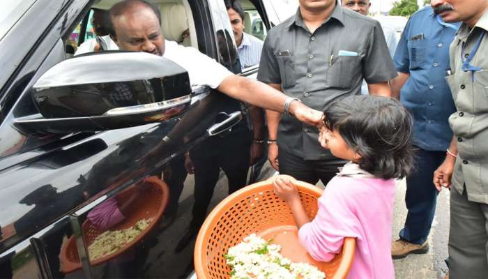 ಆಕಸ್ಮಿಕವಾಗಿ ಸಿಎಂ ಹೆಚ್ಡಿಕೆ ಭೇಟಿಯಾದ ಈ ಬಾಲಕಿಯ ಸಂಭ್ರಮಕ್ಕೆ ಕಾರಣ ಏನು ಗೊತ್ತಾ? ಆಕಸ್ಮಿಕವಾಗಿ ಸಿಎಂ ಹೆಚ್ಡಿಕೆ ಭೇಟಿಯಾದ ಈ ಬಾಲಕಿಯ ಸಂಭ್ರಮಕ್ಕೆ ಕಾರಣ ಏನು ಗೊತ್ತಾ?