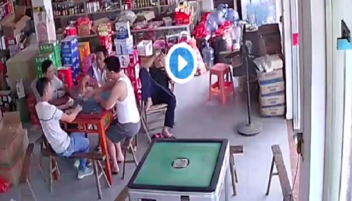 Viral Video: ಪರ್ಸ್ ಕದ್ದ ಕಳ್ಳನನ್ನು ಪತ್ತೆಹಚ್ಚಲು ಹೋದವರಿಗೆ ಕಂಡಿದ್ದೇನು ಗೊತ್ತೇ? Viral Video: ಪರ್ಸ್ ಕದ್ದ ಕಳ್ಳನನ್ನು ಪತ್ತೆಹಚ್ಚಲು ಹೋದವರಿಗೆ ಕಂಡಿದ್ದೇನು ಗೊತ್ತೇ?