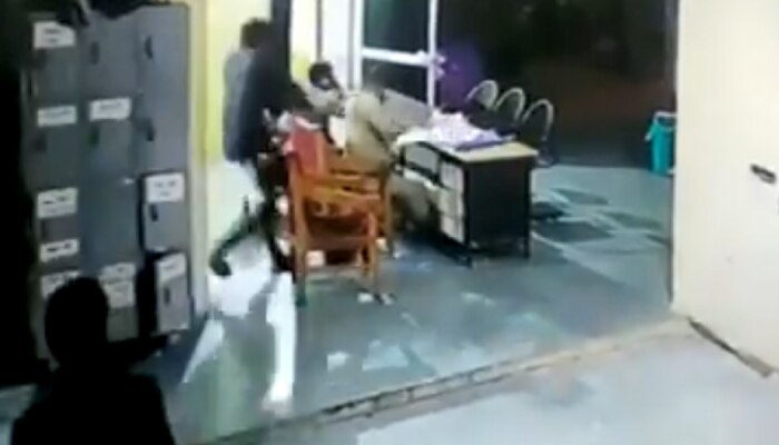 Viral Video: ವಿಚಾರಣಾಧೀನ ಖೈದಿಯಿಂದ ಪೋಲಿಸರ ಮೇಲೆ ಹಲ್ಲೆ! Viral Video: ವಿಚಾರಣಾಧೀನ ಖೈದಿಯಿಂದ ಪೋಲಿಸರ ಮೇಲೆ ಹಲ್ಲೆ!