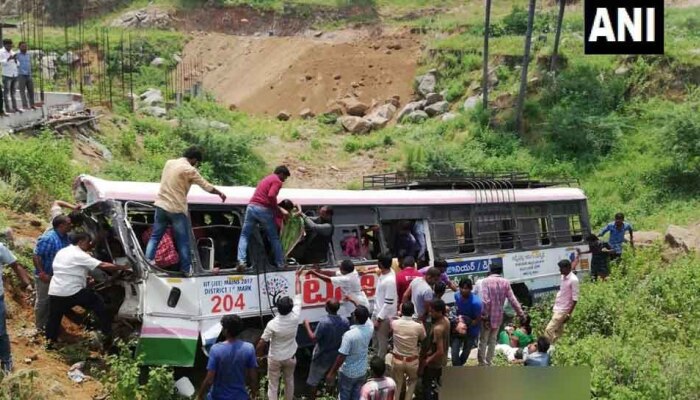 ಭೀಕರ ಅಪಘಾತ: ಪ್ರಪಾತಕ್ಕೆ ಬಸ್ ಉರುಳಿ 40ಕ್ಕೂ ಹೆಚ್ಚು ಪ್ರಯಾಣಿಕರ ಸಾವು ಭೀಕರ ಅಪಘಾತ: ಪ್ರಪಾತಕ್ಕೆ ಬಸ್ ಉರುಳಿ 40ಕ್ಕೂ ಹೆಚ್ಚು ಪ್ರಯಾಣಿಕರ ಸಾವು