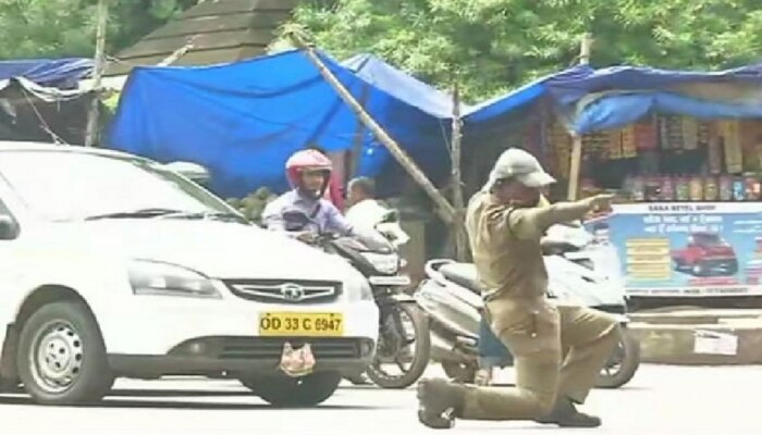 Viral Video: ಡ್ಯಾನ್ಸ್ ಮಾಡುತ್ತಲೇ ಟ್ರಾಫಿಕ್ ನಿಯಂತ್ರಿಸೋ ಡಿಫರೆಂಟ್ ಪೊಲೀಸ್! Viral Video: ಡ್ಯಾನ್ಸ್ ಮಾಡುತ್ತಲೇ ಟ್ರಾಫಿಕ್ ನಿಯಂತ್ರಿಸೋ ಡಿಫರೆಂಟ್ ಪೊಲೀಸ್!