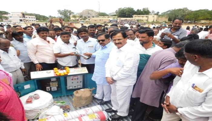 ಗಂಗಾ ಕಲ್ಯಾಣ ಯೋಜನೆಯಡಿ ಪಂಪ್ ಸೆಟ್ ವಿತರಿಸಿದ ಡಿಸಿಎಂ ಗಂಗಾ ಕಲ್ಯಾಣ ಯೋಜನೆಯಡಿ ಪಂಪ್ ಸೆಟ್ ವಿತರಿಸಿದ ಡಿಸಿಎಂ
