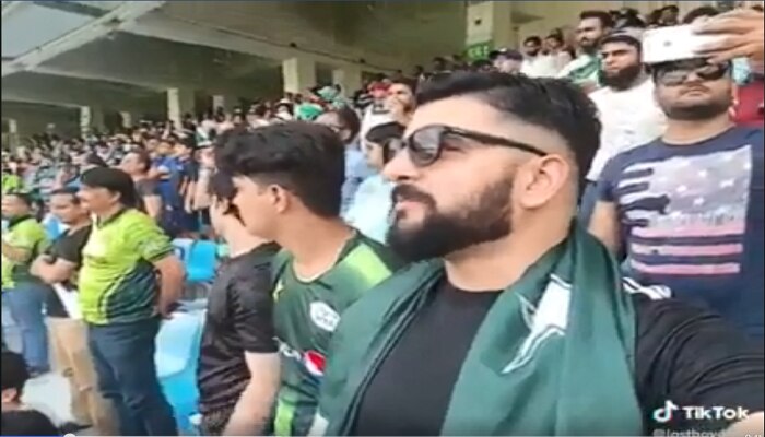 VIDEO: ಏಷ್ಯಾಕಪ್ ನಲ್ಲಿ ಭಾರತದ ರಾಷ್ಟ್ರಗೀತೆ ಹಾಡುತ್ತಿರುವ ಪಾಕಿಸ್ತಾನಿ ಕ್ರಿಕೆಟ್ ಅಭಿಮಾನಿ! VIDEO: ಏಷ್ಯಾಕಪ್ ನಲ್ಲಿ ಭಾರತದ ರಾಷ್ಟ್ರಗೀತೆ ಹಾಡುತ್ತಿರುವ ಪಾಕಿಸ್ತಾನಿ ಕ್ರಿಕೆಟ್ ಅಭಿಮಾನಿ!