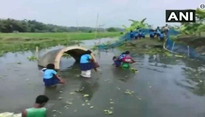 VIDEO: ಯಾವುದೇ ರಸ್ತೆ/ಸೇತುವೆ ಸೌಲಭ್ಯವಿಲ್ಲದೆ ನಿತ್ಯ ಜೀವವನ್ನೇ ಪಣಕ್ಕಿಟ್ಟು ಶಾಲೆಗೆ ತೆರಳುವ ಮಕ್ಕಳು VIDEO: ಯಾವುದೇ ರಸ್ತೆ/ಸೇತುವೆ ಸೌಲಭ್ಯವಿಲ್ಲದೆ ನಿತ್ಯ ಜೀವವನ್ನೇ ಪಣಕ್ಕಿಟ್ಟು ಶಾಲೆಗೆ ತೆರಳುವ ಮಕ್ಕಳು