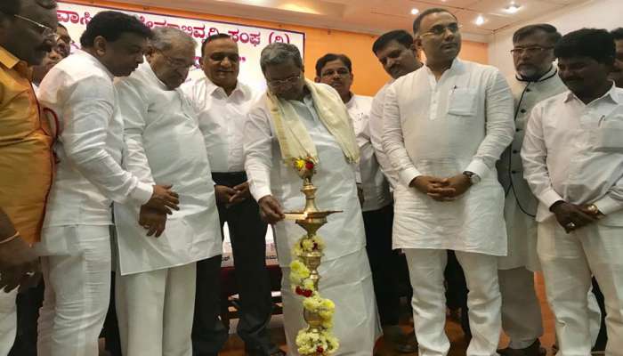 ಜನರು ಮನಸ್ಸು ಮಾಡಿದರೆ ಕುರ್ಚಿ ಮೇಲೂ ಕೂರಿಸ್ತಾರೆ, ಕುರ್ಚಿಯಿಂದನೂ ಇಳಿಸ್ತಾರೆ- ಸಿದ್ದರಾಮಯ್ಯ ಜನರು ಮನಸ್ಸು ಮಾಡಿದರೆ ಕುರ್ಚಿ ಮೇಲೂ ಕೂರಿಸ್ತಾರೆ, ಕುರ್ಚಿಯಿಂದನೂ ಇಳಿಸ್ತಾರೆ- ಸಿದ್ದರಾಮಯ್ಯ