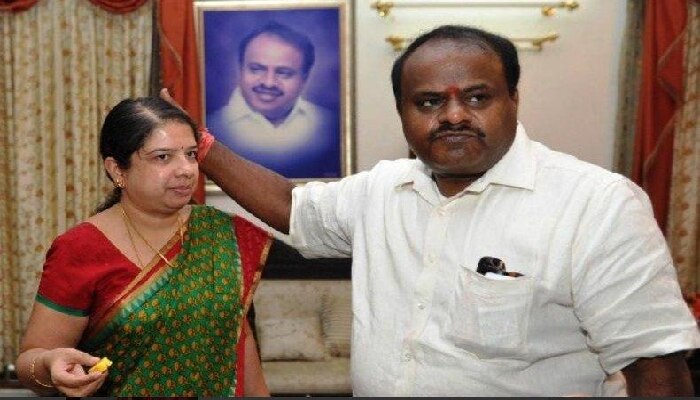 ಗಲಾಟೆ ಮಧ್ಯೆ ರಾಮನಗರದ ಜೆಡಿಎಸ್ ಅಭ್ಯರ್ಥಿಯಾದ ಅನಿತಾ ಕುಮಾರಸ್ವಾಮಿ ಗಲಾಟೆ ಮಧ್ಯೆ ರಾಮನಗರದ ಜೆಡಿಎಸ್ ಅಭ್ಯರ್ಥಿಯಾದ ಅನಿತಾ ಕುಮಾರಸ್ವಾಮಿ