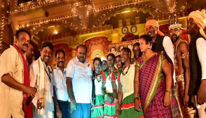 ಜಾನಪದ ಕಲೆ ಕಂಡ ಮುಖ್ಯಮಂತ್ರಿಗಳ ಕಣ್ಣಲ್ಲಿ ಆನಂದಭಾಷ್ಪ ಜಾನಪದ ಕಲೆ ಕಂಡ ಮುಖ್ಯಮಂತ್ರಿಗಳ ಕಣ್ಣಲ್ಲಿ ಆನಂದಭಾಷ್ಪ