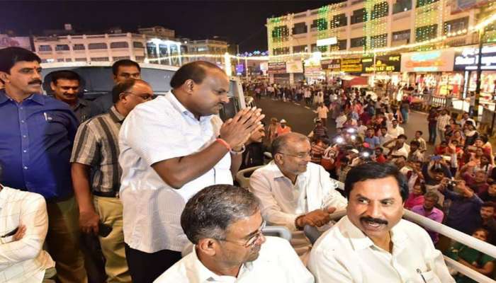 ಓಪನ್ ಟಾಪ್ ಬಸ್ ಮೇಲೆ ಸಂಚರಿಸಿ ಮೈಸೂರಿನ ಸೌಂದರ್ಯ ವೀಕ್ಷಿಸಿದ ಸಿಎಂ ಓಪನ್ ಟಾಪ್ ಬಸ್ ಮೇಲೆ ಸಂಚರಿಸಿ ಮೈಸೂರಿನ ಸೌಂದರ್ಯ ವೀಕ್ಷಿಸಿದ ಸಿಎಂ