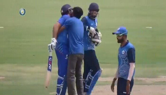 VIDEO: ಕ್ರಿಕೆಟ್ ಅಭಿಮಾನಿ ನೀಡಿದ ಚುಂಬನಕ್ಕೆ ಮುಜುಗರಪಟ್ಟ ರೋಹಿತ್ ಶರ್ಮಾ! VIDEO: ಕ್ರಿಕೆಟ್ ಅಭಿಮಾನಿ ನೀಡಿದ ಚುಂಬನಕ್ಕೆ ಮುಜುಗರಪಟ್ಟ ರೋಹಿತ್ ಶರ್ಮಾ!