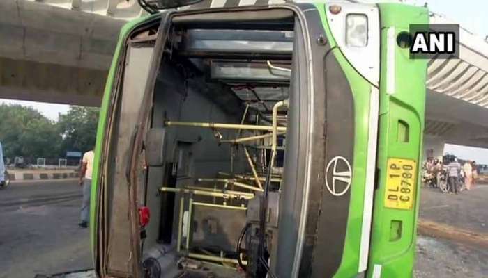 ದೆಹಲಿಯಲ್ಲಿ DTC ಬಸ್ ಪಲ್ಟಿ, ಹಲವರಿಗೆ ಗಂಭೀರ ಗಾಯ ದೆಹಲಿಯಲ್ಲಿ DTC ಬಸ್ ಪಲ್ಟಿ, ಹಲವರಿಗೆ ಗಂಭೀರ ಗಾಯ