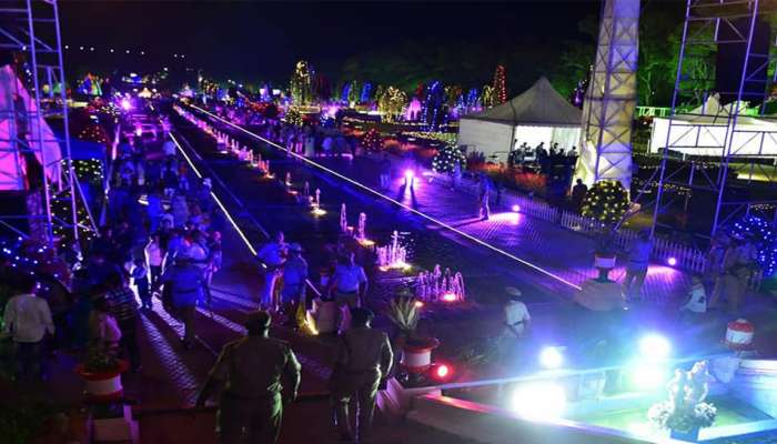 KRSನಲ್ಲಿ ದಸರಾ ಮೆರುಗು; ಸಾರ್ವಜನಿಕರ ಜೊತೆಯಲ್ಲಿ ಸಿಎಂ ಬೃಂದಾವನ ವೀಕ್ಷಣೆ KRSನಲ್ಲಿ ದಸರಾ ಮೆರುಗು; ಸಾರ್ವಜನಿಕರ ಜೊತೆಯಲ್ಲಿ ಸಿಎಂ ಬೃಂದಾವನ ವೀಕ್ಷಣೆ