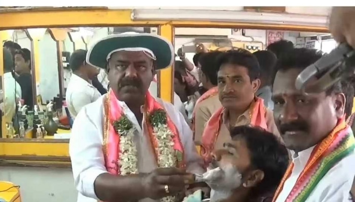 ತೆಲಂಗಾಣ ಚುನಾವಣೆ: ಮತದಾರರ ಓಲೈಸಲು ಕ್ಷೌರ ಮಾಡಿದ ಟಿಆರ್ಎಸ್ ಮುಖಂಡ! ತೆಲಂಗಾಣ ಚುನಾವಣೆ: ಮತದಾರರ ಓಲೈಸಲು ಕ್ಷೌರ ಮಾಡಿದ ಟಿಆರ್ಎಸ್ ಮುಖಂಡ!