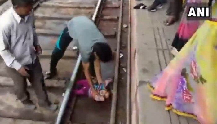 Video: ರೈಲು ಚಲಿಸಿದರೂ ಅದೃಷ್ಟವಶಾತ್ ಪಾರಾದ ಮಗು! Video: ರೈಲು ಚಲಿಸಿದರೂ ಅದೃಷ್ಟವಶಾತ್ ಪಾರಾದ ಮಗು!