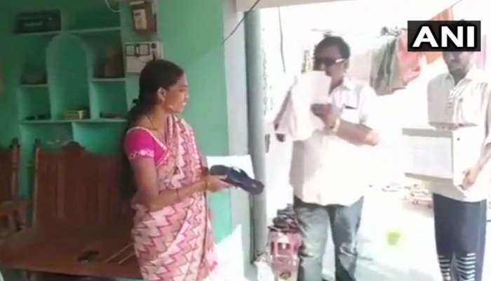 ತೆಲಂಗಾಣ: 'ಚಪ್ಪಲಿ' ವಿತರಿಸಿ ಮತ ಯಾಚಿಸುತ್ತಿರುವ ಈ ಅಭ್ಯರ್ಥಿ ಹೇಳಿದ್ ಏನ್ ಗೊತ್ತಾ? ತೆಲಂಗಾಣ: 'ಚಪ್ಪಲಿ' ವಿತರಿಸಿ ಮತ ಯಾಚಿಸುತ್ತಿರುವ ಈ ಅಭ್ಯರ್ಥಿ ಹೇಳಿದ್ ಏನ್ ಗೊತ್ತಾ?