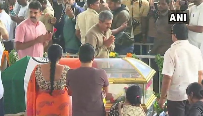 ಮಂಡ್ಯಕ್ಕೆ ಅಂಬಿ ಪಾರ್ಥಿವ ಶರೀರ ತರಲು ಒತ್ತಾಯಿಸಿ ಪ್ರತಿಭಟನೆ; ನಿಷೇಧಾಜ್ಞೆ ಜಾರಿ ಮಂಡ್ಯಕ್ಕೆ ಅಂಬಿ ಪಾರ್ಥಿವ ಶರೀರ ತರಲು ಒತ್ತಾಯಿಸಿ ಪ್ರತಿಭಟನೆ; ನಿಷೇಧಾಜ್ಞೆ ಜಾರಿ
