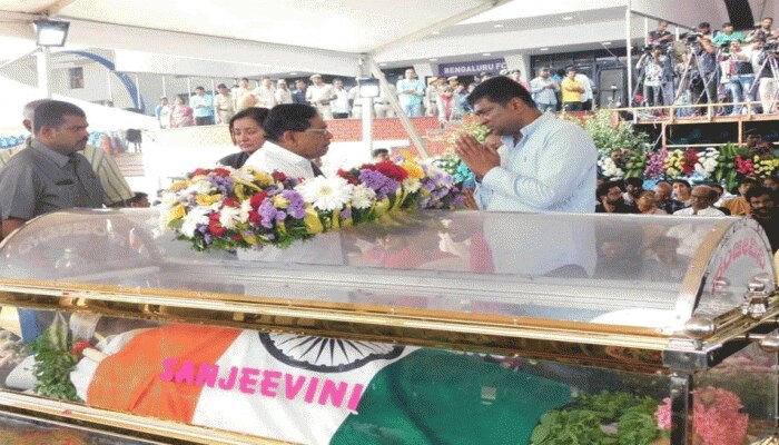 ಎಲ್ಲರೂ ಶಾಂತಿಯುತವಾಗಿ ಶ್ರದ್ಧಾಂಜಲಿ ಸಲ್ಲಿಸಿ, ಅಭಿಮಾನಿಗಳಲ್ಲಿ ಡಿಸಿಎಂ ಮನವಿ ಎಲ್ಲರೂ ಶಾಂತಿಯುತವಾಗಿ ಶ್ರದ್ಧಾಂಜಲಿ ಸಲ್ಲಿಸಿ, ಅಭಿಮಾನಿಗಳಲ್ಲಿ ಡಿಸಿಎಂ ಮನವಿ