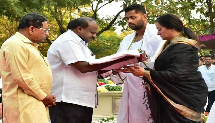 ಫೇಸ್ ಬುಕ್ ಮೂಲಕ ಹೃದಯಸ್ಪರ್ಶಿ ನುಡಿ ನಮನ ಸಲ್ಲಿಸಿದ ಸುಮಲತಾ ಅಂಬರೀಶ್ ಫೇಸ್ ಬುಕ್ ಮೂಲಕ ಹೃದಯಸ್ಪರ್ಶಿ ನುಡಿ ನಮನ ಸಲ್ಲಿಸಿದ ಸುಮಲತಾ ಅಂಬರೀಶ್