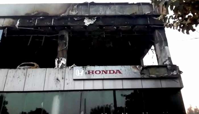 Honda ಕಾರ್ ಶೋ ರೂಂನಲ್ಲಿ ಬೆಂಕಿ ಅವಘಡ, 15ಕ್ಕೂ ಹೆಚ್ಚು ಕಾರುಗಳು ಬೆಂಕಿಗೆ ಆಹುತಿ Honda ಕಾರ್ ಶೋ ರೂಂನಲ್ಲಿ ಬೆಂಕಿ ಅವಘಡ, 15ಕ್ಕೂ ಹೆಚ್ಚು ಕಾರುಗಳು ಬೆಂಕಿಗೆ ಆಹುತಿ