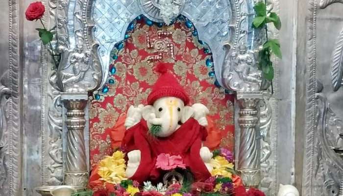 ಪುಣೆ: ಚಳಿಗಾಲದಲ್ಲಿ ಸ್ವೆಟರ್ ಧರಿಸುವ ಗಣಪತಿ, 30 ವರ್ಷಗಳ ಹಳೆಯ ಸಂಪ್ರದಾಯ ಪುಣೆ: ಚಳಿಗಾಲದಲ್ಲಿ ಸ್ವೆಟರ್ ಧರಿಸುವ ಗಣಪತಿ, 30 ವರ್ಷಗಳ ಹಳೆಯ ಸಂಪ್ರದಾಯ