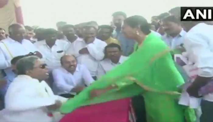 ಪ್ರಶ್ನೆ ಕೇಳಿದ ಮಹಿಳೆ ವಿರುದ್ಧ ಸಿದ್ದರಾಮಯ್ಯ ಗರಂ! ಕಾರಣ ಏನ್ ಗೊತ್ತಾ? ಪ್ರಶ್ನೆ ಕೇಳಿದ ಮಹಿಳೆ ವಿರುದ್ಧ ಸಿದ್ದರಾಮಯ್ಯ ಗರಂ! ಕಾರಣ ಏನ್ ಗೊತ್ತಾ?