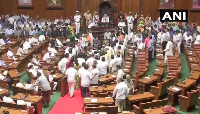 ಸದನದಲ್ಲಿ ರಾಜ್ಯಪಾಲರ ಭಾಷಣಕ್ಕೆ ಅಡ್ಡಿಪಡಿಸಿದ ಬಿಜೆಪಿ ಶಾಸಕರು ಸದನದಲ್ಲಿ ರಾಜ್ಯಪಾಲರ ಭಾಷಣಕ್ಕೆ ಅಡ್ಡಿಪಡಿಸಿದ ಬಿಜೆಪಿ ಶಾಸಕರು