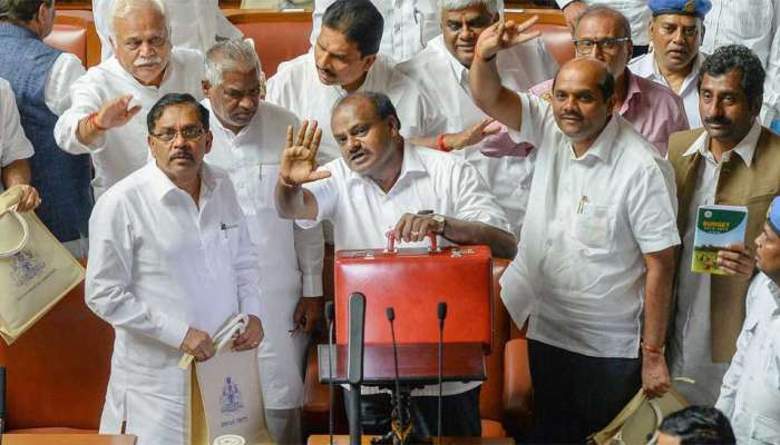 ಅನಿಶ್ಚಿತತೆ ನಡುವೆಯೇ 'ಬಜೆಟ್' ಮಂಡನೆ; ಎಲ್ಲರ ಚಿತ್ತ ಬಜೆಟ್ ನತ್ತ ಅನಿಶ್ಚಿತತೆ ನಡುವೆಯೇ 'ಬಜೆಟ್' ಮಂಡನೆ; ಎಲ್ಲರ ಚಿತ್ತ ಬಜೆಟ್ ನತ್ತ