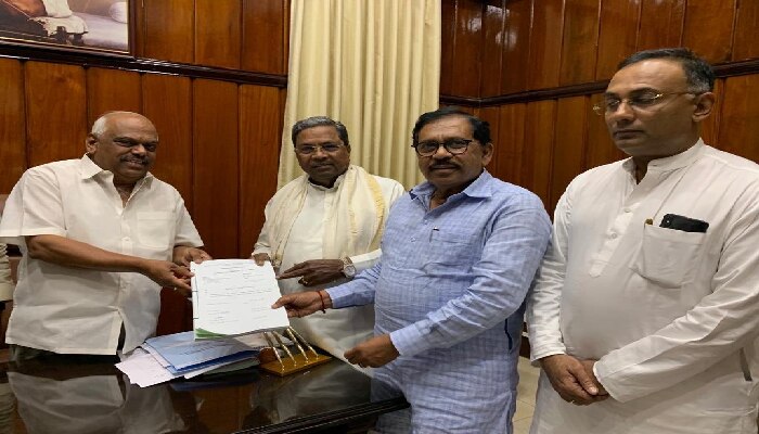 ನಾಲ್ವರು ಬಂಡಾಯ ಶಾಸಕರ ಅನರ್ಹತೆ ಕೋರಿ ಸ್ಪೀಕರ್ಗೆ ಕಾಂಗ್ರೆಸ್ ದೂರು ನಾಲ್ವರು ಬಂಡಾಯ ಶಾಸಕರ ಅನರ್ಹತೆ ಕೋರಿ ಸ್ಪೀಕರ್ಗೆ ಕಾಂಗ್ರೆಸ್ ದೂರು