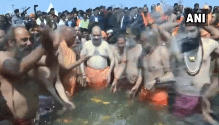 ಕುಂಭಮೇಳ: ತ್ರಿವೇಣಿ ಸಂಗಮದಲ್ಲಿ ಪವಿತ್ರ ಸ್ನಾನ ಮಾಡಿದ ಅಮಿತ್ ಶಾ, ಯೋಗಿ- Video ಕುಂಭಮೇಳ: ತ್ರಿವೇಣಿ ಸಂಗಮದಲ್ಲಿ ಪವಿತ್ರ ಸ್ನಾನ ಮಾಡಿದ ಅಮಿತ್ ಶಾ, ಯೋಗಿ- Video