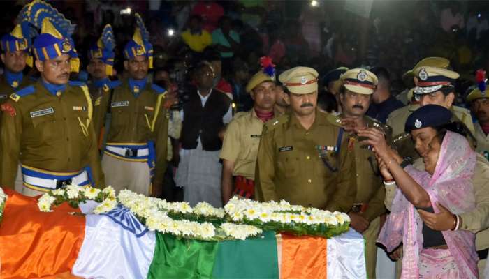 ಪುಲ್ವಾಮಾ ಹುತಾತ್ಮ ಸೈನಿಕರ ನಕಲಿ ಚಿತ್ರವನ್ನು ಶೇರ್ ಮಾಡುವಂತಿಲ್ಲ- ಸಿಆರ್ಪಿಎಫ್ ಎಚ್ಚರಿಕೆ ಪುಲ್ವಾಮಾ ಹುತಾತ್ಮ ಸೈನಿಕರ ನಕಲಿ ಚಿತ್ರವನ್ನು ಶೇರ್ ಮಾಡುವಂತಿಲ್ಲ- ಸಿಆರ್ಪಿಎಫ್ ಎಚ್ಚರಿಕೆ