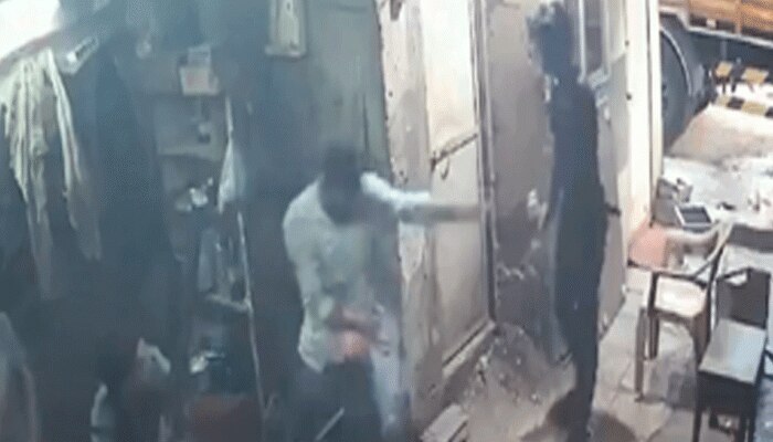 VIDEO: ಕಿಸೆಯಲ್ಲಿದ್ದ ಸ್ಮಾರ್ಟ್ ಫೋನ್ ಇದ್ದಕ್ಕಿದ್ದಂತೆ ಬ್ಲಾಸ್ಟ್ ಆದಾಗ..! VIDEO: ಕಿಸೆಯಲ್ಲಿದ್ದ ಸ್ಮಾರ್ಟ್ ಫೋನ್ ಇದ್ದಕ್ಕಿದ್ದಂತೆ ಬ್ಲಾಸ್ಟ್ ಆದಾಗ..!