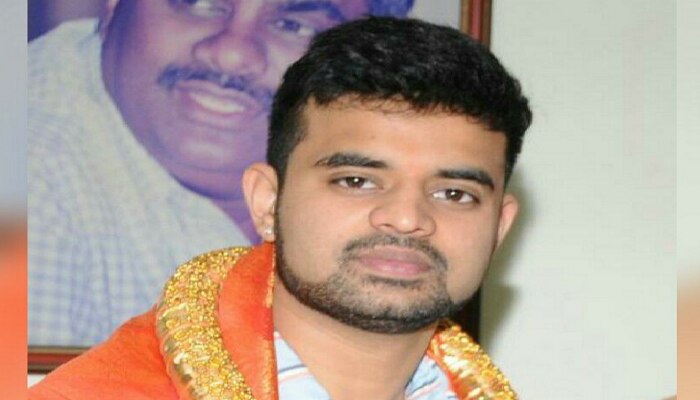 ಹಾಸನದಲ್ಲಿ ಪ್ರಜ್ವಲ್ ರೇವಣ್ಣ ನಾಮಪತ್ರ ಸಲ್ಲಿಕೆ; ಭರ್ಜರಿ ರೋಡ್ ಶೋ ಹಾಸನದಲ್ಲಿ ಪ್ರಜ್ವಲ್ ರೇವಣ್ಣ ನಾಮಪತ್ರ ಸಲ್ಲಿಕೆ; ಭರ್ಜರಿ ರೋಡ್ ಶೋ