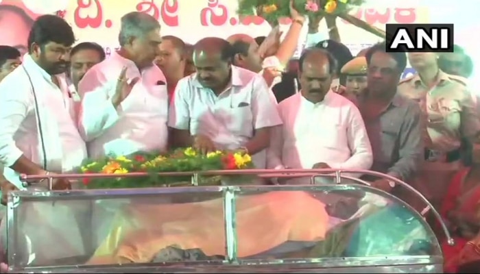 ಸಕಲ ಸರ್ಕಾರಿ ಗೌರವದೊಂದಿಗೆ ಯರಗುಪ್ಪಿಯಲ್ಲಿ ಸಚಿವ ಸಿ.ಎಸ್.ಶಿವಳ್ಳಿ ಅಂತ್ಯಸಂಸ್ಕಾರ ಸಕಲ ಸರ್ಕಾರಿ ಗೌರವದೊಂದಿಗೆ ಯರಗುಪ್ಪಿಯಲ್ಲಿ ಸಚಿವ ಸಿ.ಎಸ್.ಶಿವಳ್ಳಿ ಅಂತ್ಯಸಂಸ್ಕಾರ