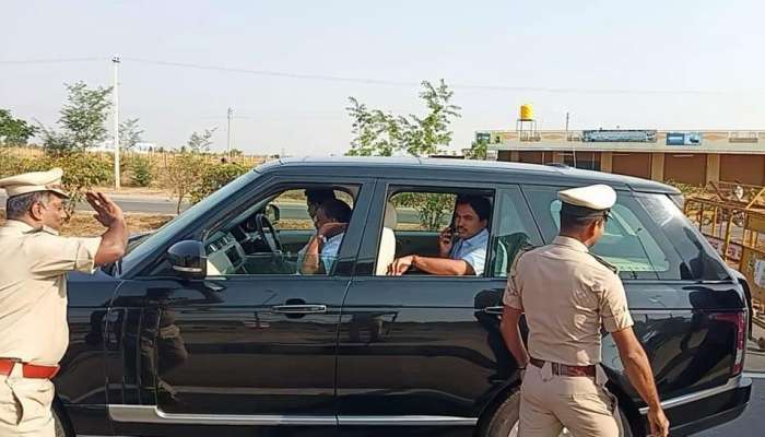 ಸಿಎಂ ಕುಮಾರಸ್ವಾಮಿ ಕಾರು ತಡೆದು ತಪಾಸಣೆ ನಡೆಸಿದ ಪೋಲಿಸರು ಸಿಎಂ ಕುಮಾರಸ್ವಾಮಿ ಕಾರು ತಡೆದು ತಪಾಸಣೆ ನಡೆಸಿದ ಪೋಲಿಸರು