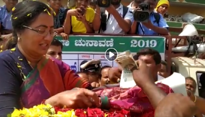 Video: ಸುಮಲತಾಗೆ ಚುನಾವಣೆ ವೆಚ್ಚಕ್ಕೆ 10,000 ರೂ. ದೇಣಿಗೆ ನೀಡಿದ ಅಭಿಮಾನಿಗಳು! Video: ಸುಮಲತಾಗೆ ಚುನಾವಣೆ ವೆಚ್ಚಕ್ಕೆ 10,000 ರೂ. ದೇಣಿಗೆ ನೀಡಿದ ಅಭಿಮಾನಿಗಳು!