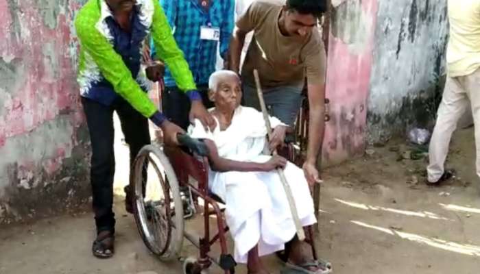 ಮಾವೋವಾದಿಗಳ ಬೆದರಿಕೆ ನಡುವೆಯೂ ಮತ ಚಲಾಯಿಸಲು ಬಂದ 102ರ ಹರೆಯದ ವೃದ್ಧೆ! ಮಾವೋವಾದಿಗಳ ಬೆದರಿಕೆ ನಡುವೆಯೂ ಮತ ಚಲಾಯಿಸಲು ಬಂದ 102ರ ಹರೆಯದ ವೃದ್ಧೆ!