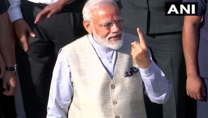 ಅಹಮದಾಬಾದ್ನಲ್ಲಿ ಮತ ಚಲಾಯಿಸಿದ ಪ್ರಧಾನಿ ನರೇಂದ್ರ ಮೋದಿ ಅಹಮದಾಬಾದ್ನಲ್ಲಿ ಮತ ಚಲಾಯಿಸಿದ ಪ್ರಧಾನಿ ನರೇಂದ್ರ ಮೋದಿ