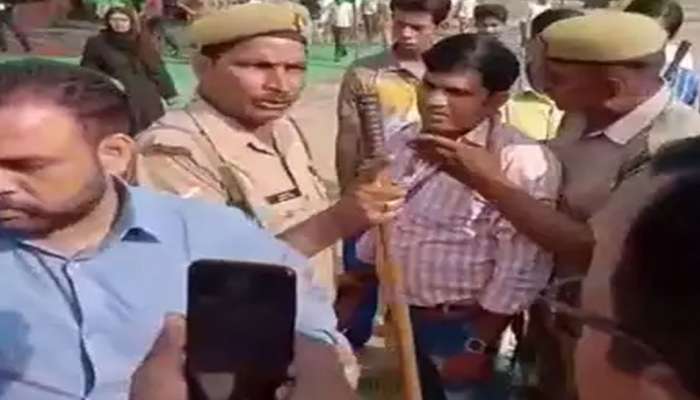 VIDEO: ಮೊರಾದಾಬಾದ್ನಲ್ಲಿ ಚುನಾವಣಾಧಿಕಾರಿ ಮೇಲೆ ಕೈ ಮಾಡಿದ ಬಿಜೆಪಿ ಕಾರ್ಯಕರ್ತರು! title=