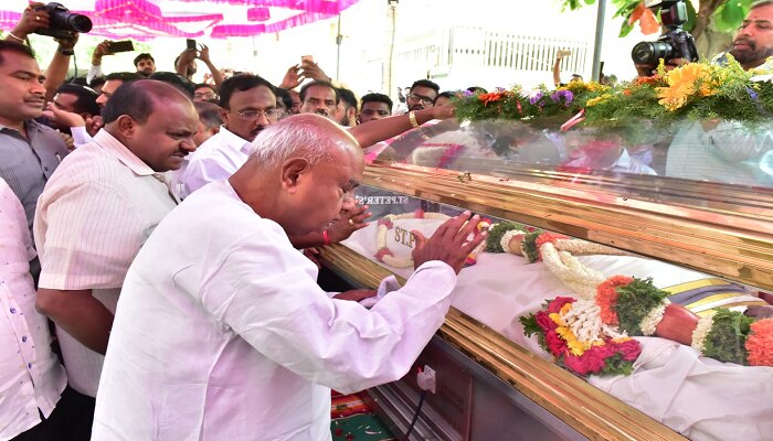 ಶ್ರೀಲಂಕಾ ಸ್ಪೋಟದಲ್ಲಿ ಮೃತಪಟ್ಟ ಜೆಡಿಎಸ್ ಕಾರ್ಯಕರ್ತರಿಗೆ ಅಂತಿಮ ನಮನ ಸಲ್ಲಿಸಿದ ಸಿಎಂ ಹೆಚ್ಡಿಕೆ ಶ್ರೀಲಂಕಾ ಸ್ಪೋಟದಲ್ಲಿ ಮೃತಪಟ್ಟ ಜೆಡಿಎಸ್ ಕಾರ್ಯಕರ್ತರಿಗೆ ಅಂತಿಮ ನಮನ ಸಲ್ಲಿಸಿದ ಸಿಎಂ ಹೆಚ್ಡಿಕೆ
