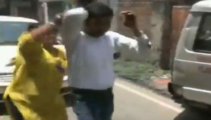 Watch: ಭ್ರಷ್ಟ ವಿರೋಧಿ ಅಧಿಕಾರಿ ಎಂದು ಪೋಸ್ ಕೊಟ್ಟ ವ್ಯಕ್ತಿಗೆ ಚಪ್ಪಲಿ ಏಟು..!    title=
