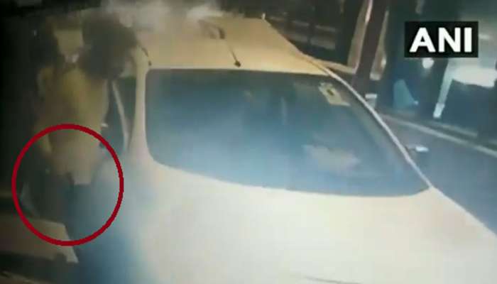 VIDEO: ಟೋಲ್ ಪ್ಲಾಜಾದಲ್ಲಿ ಹಣ ಪಾವತಿಸದೇ ಗನ್ ತೋರಿಸಿ ವ್ಯಕ್ತಿ ಪರಾರಿ! VIDEO: ಟೋಲ್ ಪ್ಲಾಜಾದಲ್ಲಿ ಹಣ ಪಾವತಿಸದೇ ಗನ್ ತೋರಿಸಿ ವ್ಯಕ್ತಿ ಪರಾರಿ!